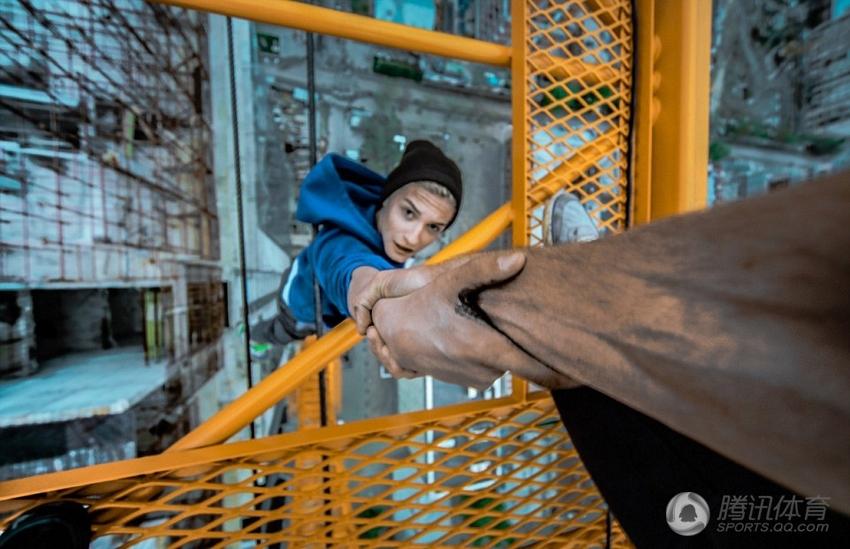 高空跑酷﹗小伙可以靠颜值偏用命赚钱(1)