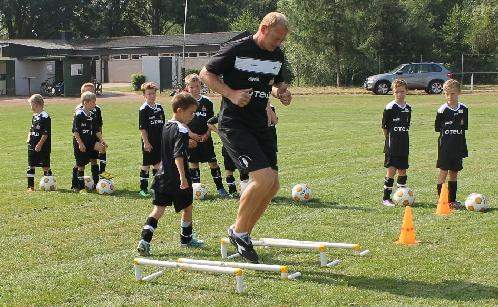 阜兴集团赞助移动足球训练营 绿茵场上足球小