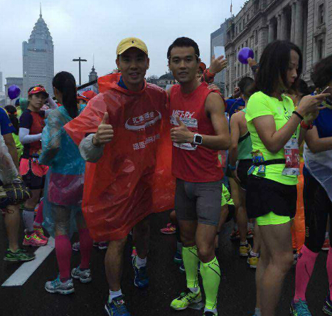 2015上海马拉松雨中开跑 美瑞克斯跑团再夺冠