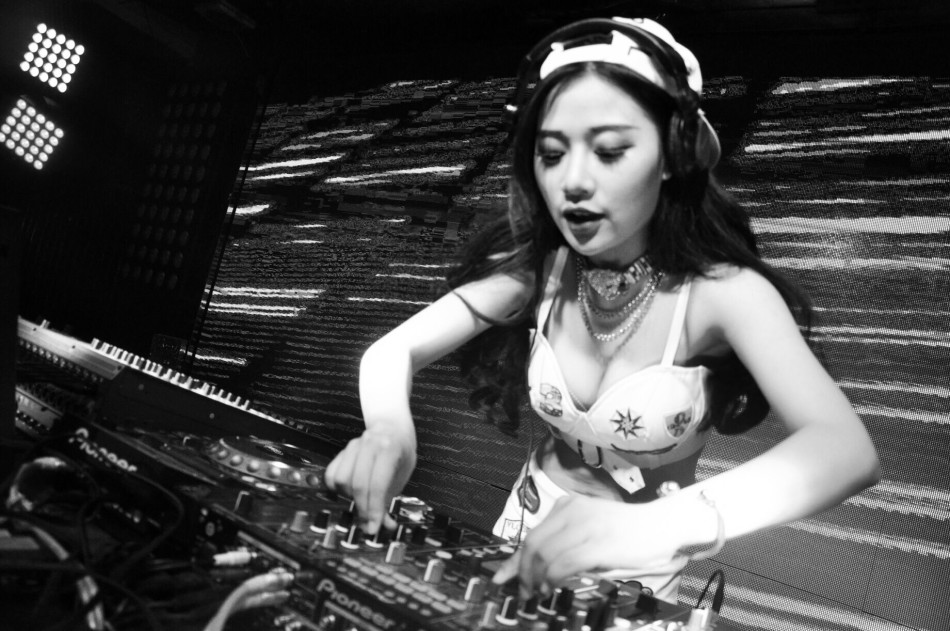 最美女DJ 惊艳CBA 江苏主场为她倾倒(12)