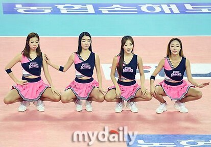 韩排球啦啦队火辣热舞 叉腿下蹲臀线圆润