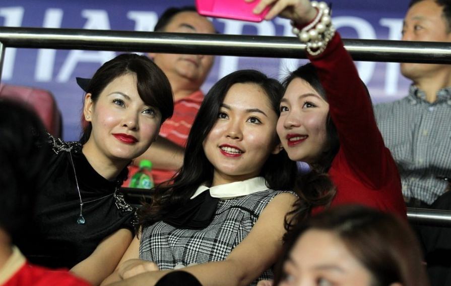 恒大拜仁太太团PK 郜林娇妻斗艳格策女友(9)