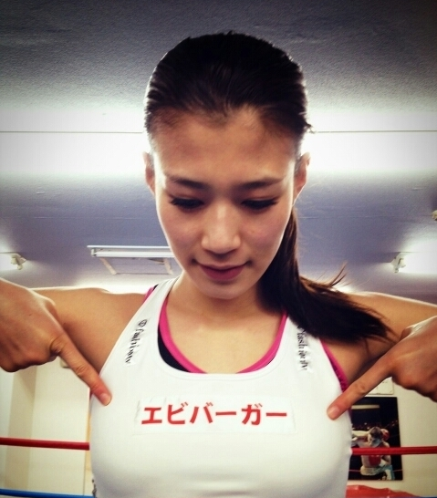 <em>日美女</em>拳手泳装超重 无奈取下丰胸硅胶(图)(7)