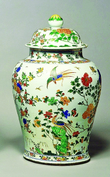 2006年3月29日，英国剑桥费兹威廉博物馆中由于醉汉失足撞上花瓶展示窗，导致三个17世纪的瓷花瓶跌碎成400片。图为中国花瓶原图。CFP