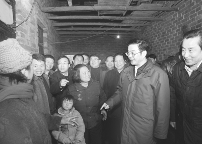 2011年1月11日，周强在安仁县松山村调研并看望慰问困难群众。