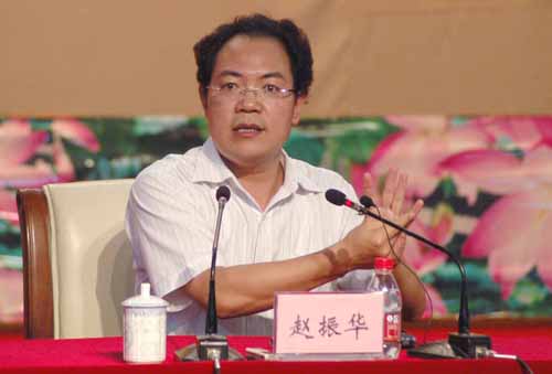 赵振华,男,1966年生,河南省辉县市人.