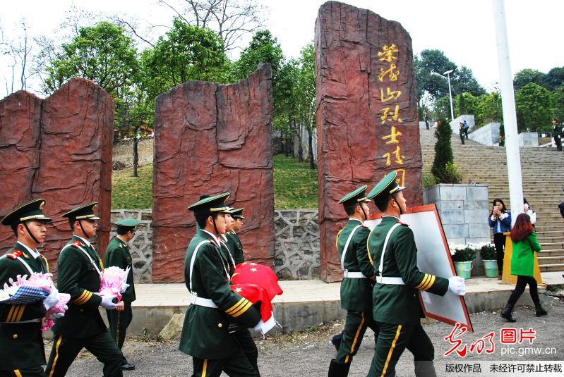 贵州桐梓:烈士魂归故里 万人泪撒街头