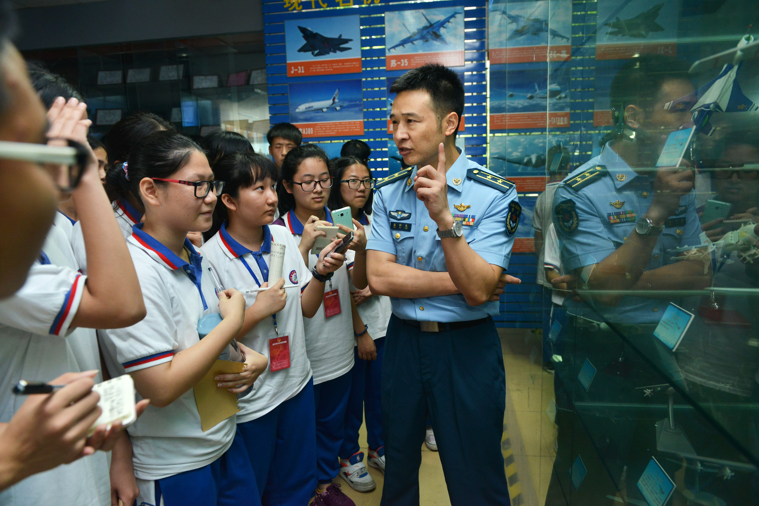 广东:清远市华侨中学迎来空军飞行员 _最新资讯 _光明网