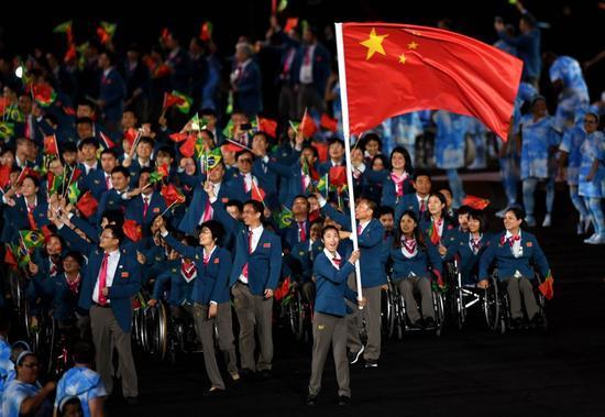残奥会开幕中国代表团拉中文横幅:你好里约