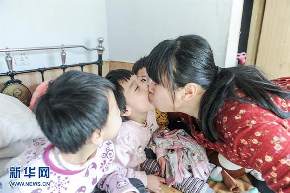 黑龙江：三胞胎女儿全患脑瘫 母亲摆摊卖生蚝救女