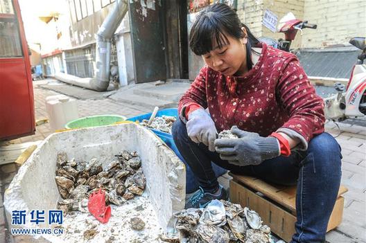 黑龙江：三胞胎女儿全患脑瘫 母亲摆摊卖生蚝救女