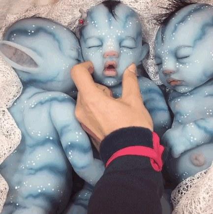 真的好可爱,但是逼真得有点恐怖!""很好奇眼皮打开是什么样的.