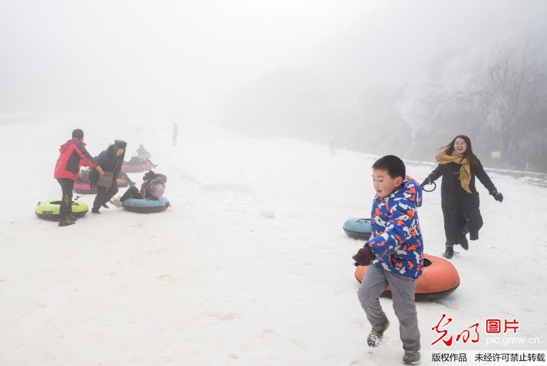 Tourists enjoy snow scenery at Jinfo Mountain in SW China’s Chongqing