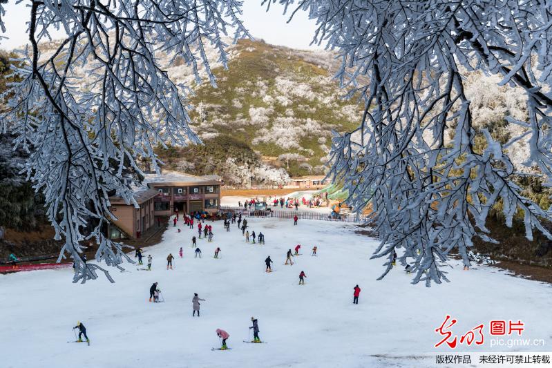 Tourists enjoy snow scenery at Jinfo Mountain in SW China’s Chongqing