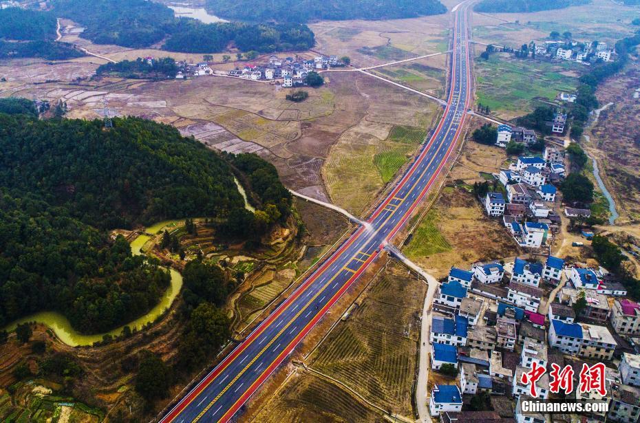 Aerial view of scenery along first colorful road in E China’s Jiangxi