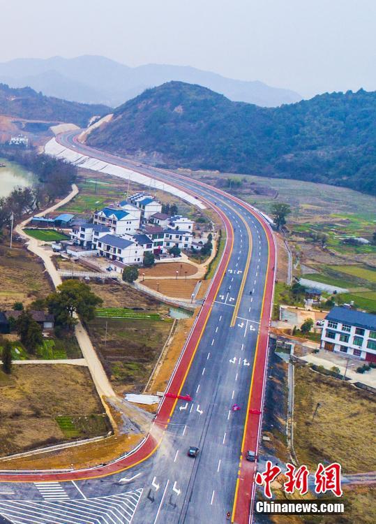 Aerial view of scenery along first colorful road in E China’s Jiangxi