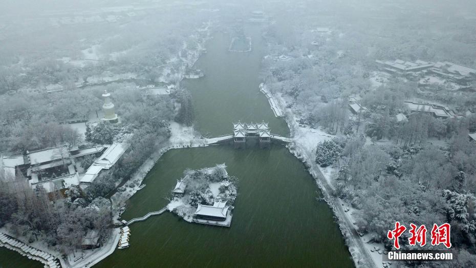 Snowfall hits Yangzhou in E China