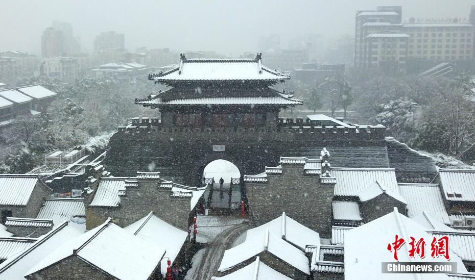 Snowfall hits Yangzhou in E China