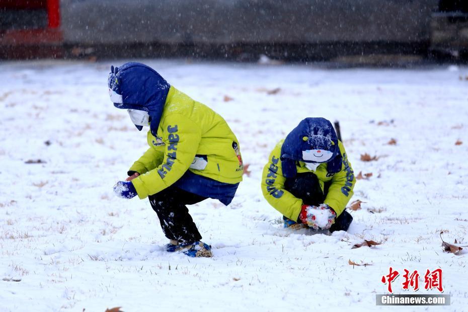 Citizens enjoy snow scenery in NW China’s Xi’an