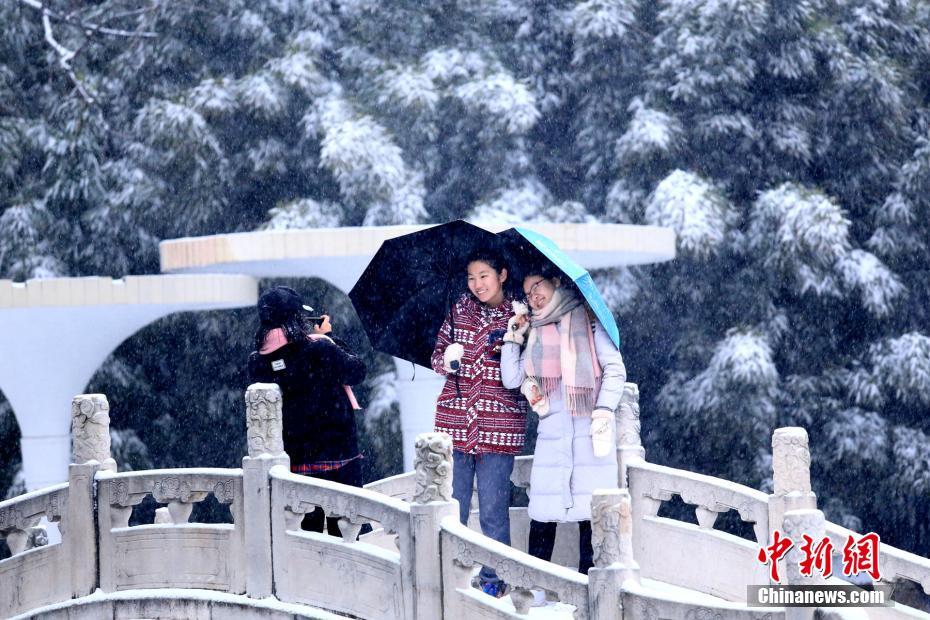 Citizens enjoy snow scenery in NW China’s Xi’an