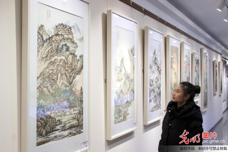 Teachers and students’ art works exhibited in E China
