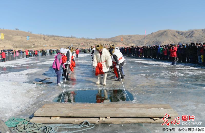 A glimpse of winter fishing in N China’s Hohhot