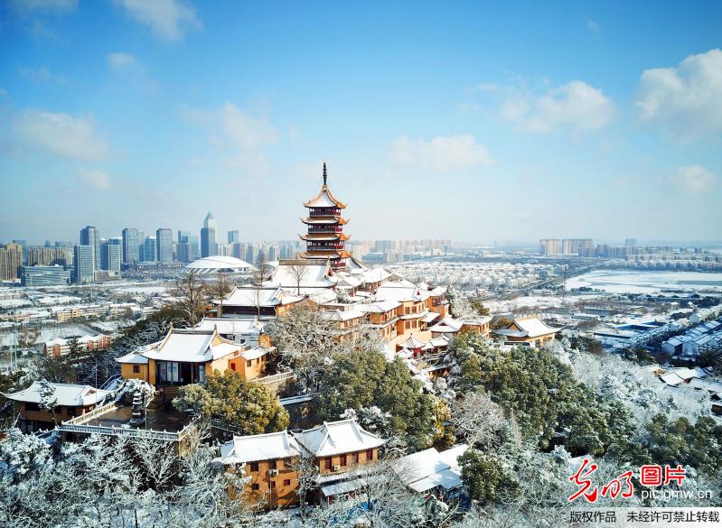 Scenery of snow-covered Wolf Mountain Scenic Spot in E China’s Jiangsu