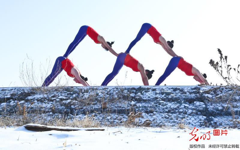 Fans practice Yoga after snowfall in NW China’s Gansu