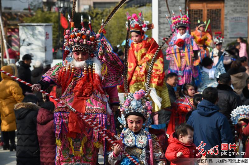 Chinese and foreign children experience traditional Chinese folk cultures