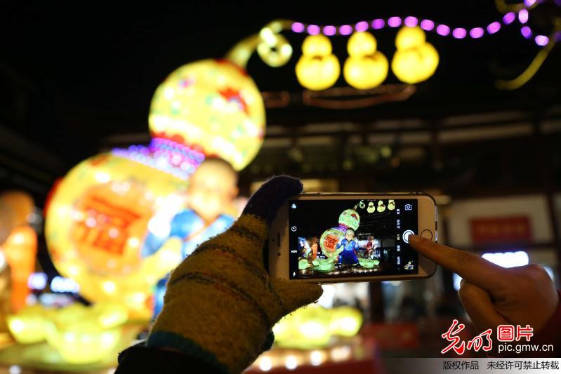 Tourists attracted by Yuyuan Lanterns Show in E China’s Shanghai