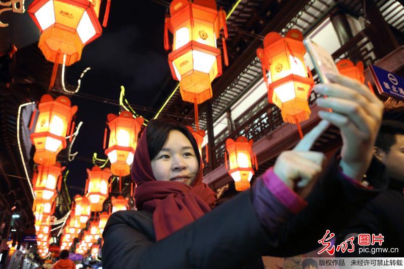 Tourists attracted by Yuyuan Lanterns Show in E China’s Shanghai