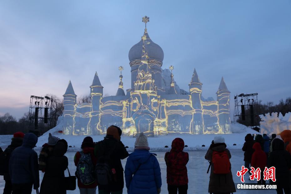 3D light show held at Harbin Ice Festival in NE China