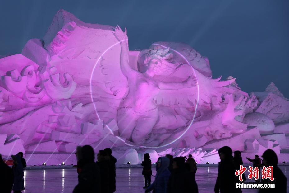 3D light show held at Harbin Ice Festival in NE China