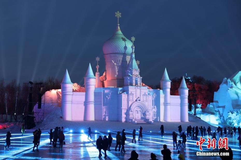 3D light show held at Harbin Ice Festival in NE China