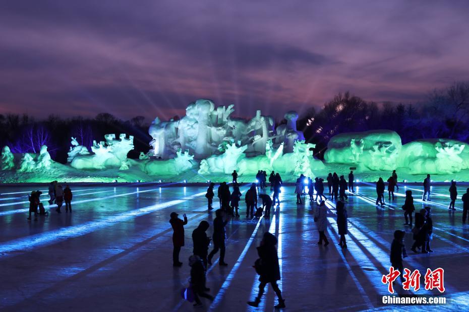 3D light show held at Harbin Ice Festival in NE China