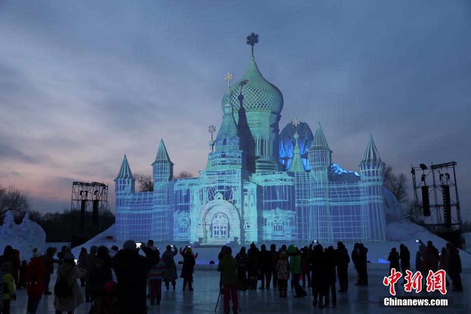 3D light show held at Harbin Ice Festival in NE China