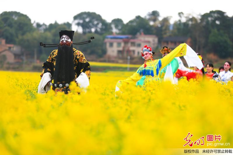 Peking Opera fans in costumes pose for photos in C China’s Hunan Province