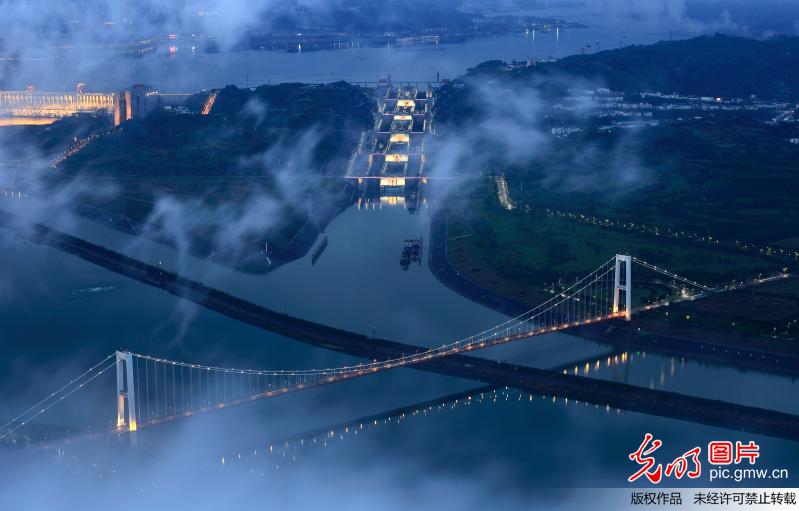 Amazing scenery of fog-enveloped Three Gorges Dam in C China