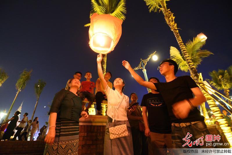 People fly Kongming lanterns to celebrate Water-Sprinkling Festival in SW China
