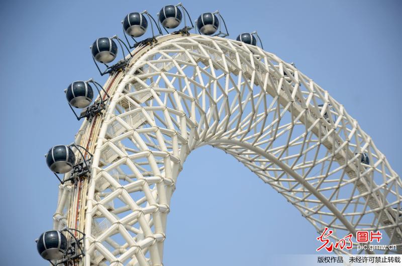 World’s largest spokeless sky wheel opens to the public in E China