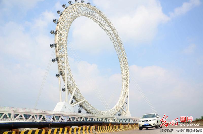 World’s largest spokeless sky wheel opens to the public in E China