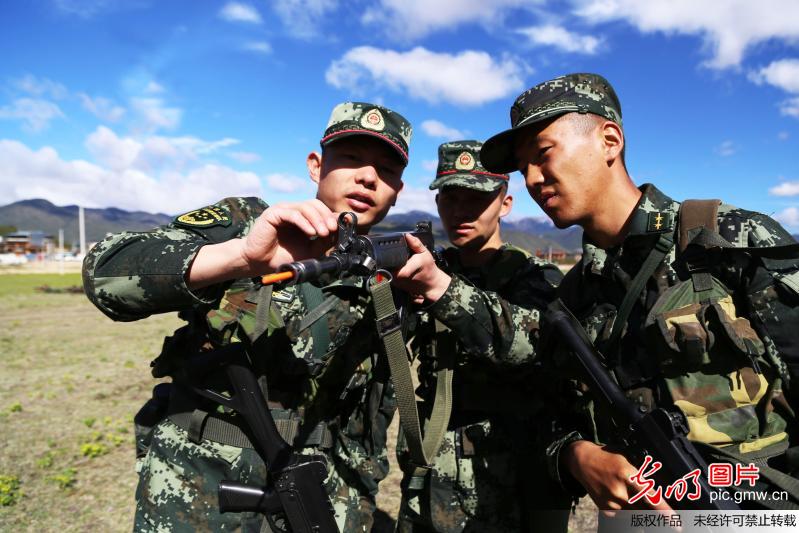 Soldiers of Chinese armed police take tough training in SW China