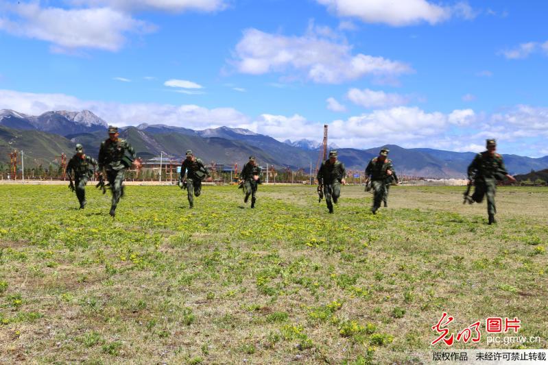 Soldiers of Chinese armed police take tough training in SW China