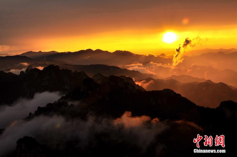 Sunset and clouds make Laojun Mountain wonderland