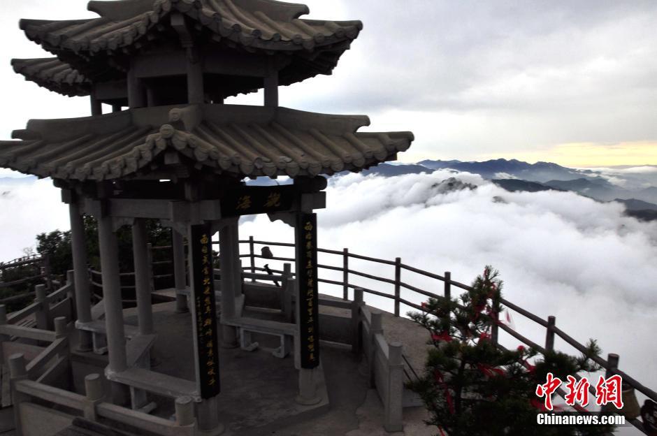 Sunset and clouds make Laojun Mountain wonderland