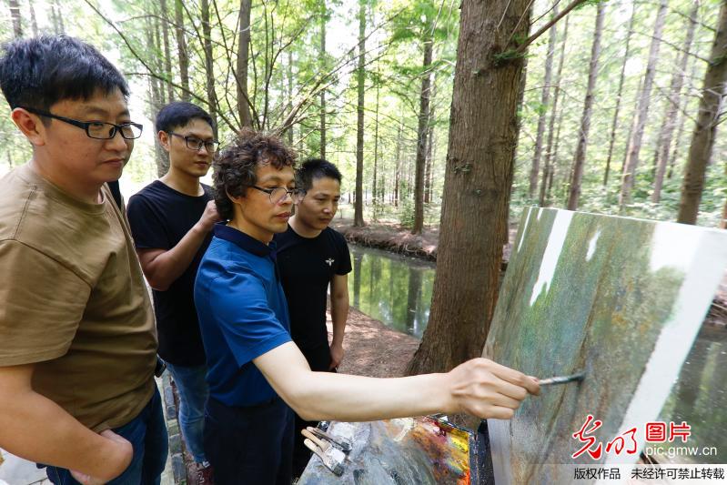 Painters create works at scenic spot in E China’s Jiangsu