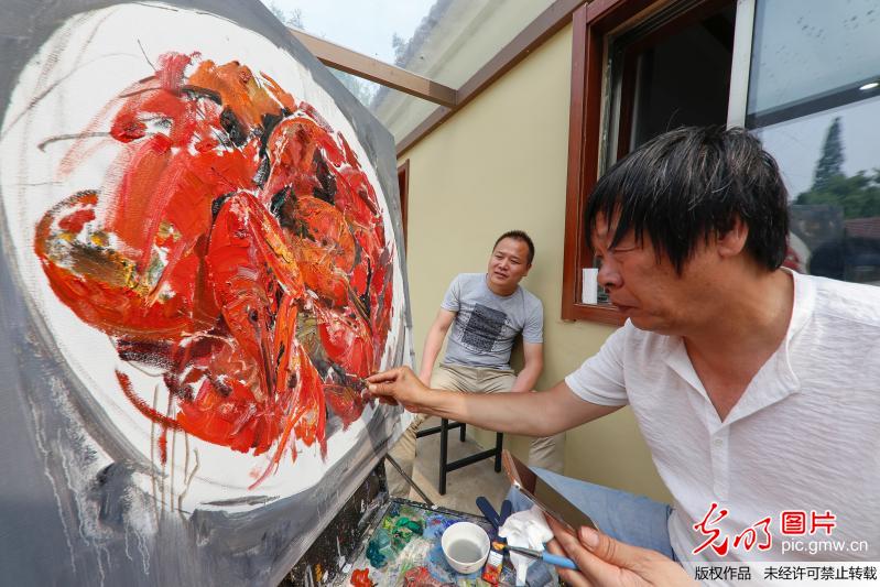 Painters create works at scenic spot in E China’s Jiangsu