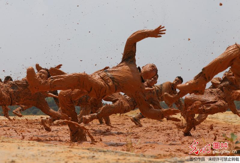 Soldiers of armed police take tough training in S China’s Guangxi