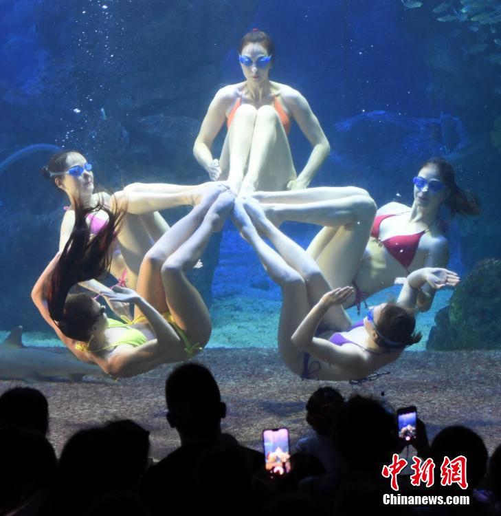 Russian swimmers perform underwater ballet in SE China’s Fujian