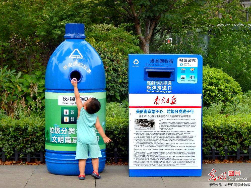 New garbage sorting can set in China's Nanjing